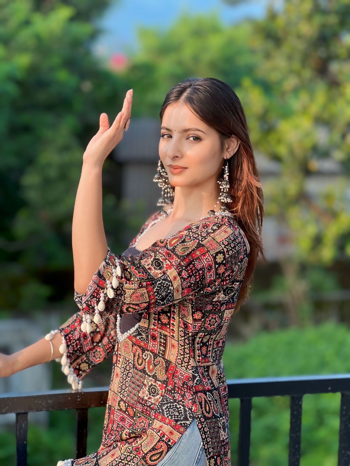 Black Kaudi Broad V Neck Kurti